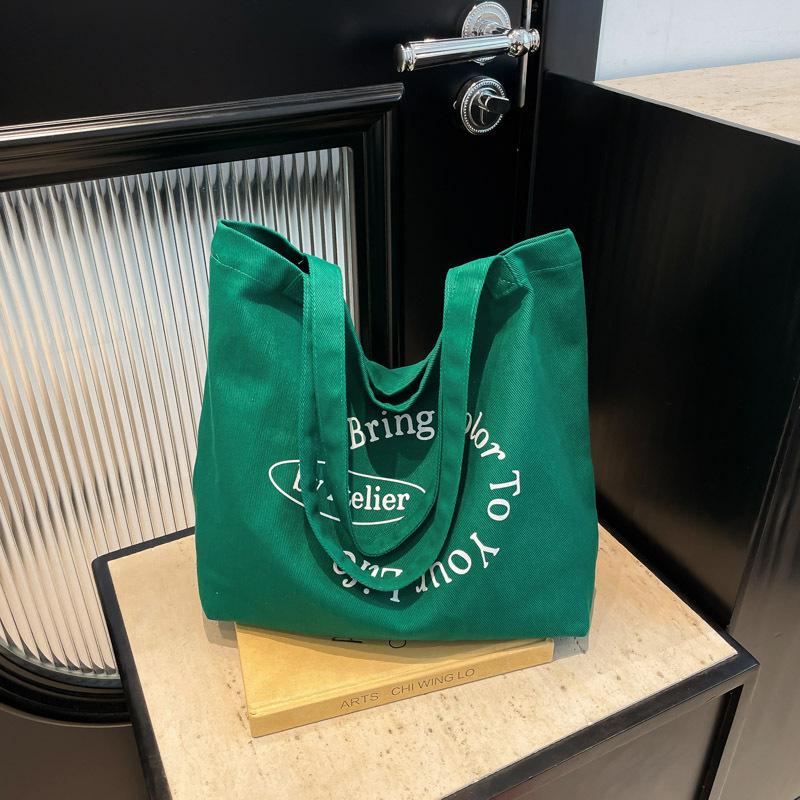 

2025 spring and summer new niche retro fabric shopping bag high-end letter shoulder portable tote bag зелёный