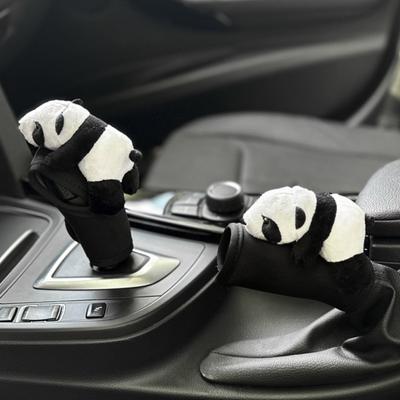 Rendi la tua auto più divertente con questi accessori a forma di panda. I poggiatesta, le coperture delle cinture di sicurezza, la leva del cambio e le coperture del volante sono tutti realizzati con motivi raffinati.