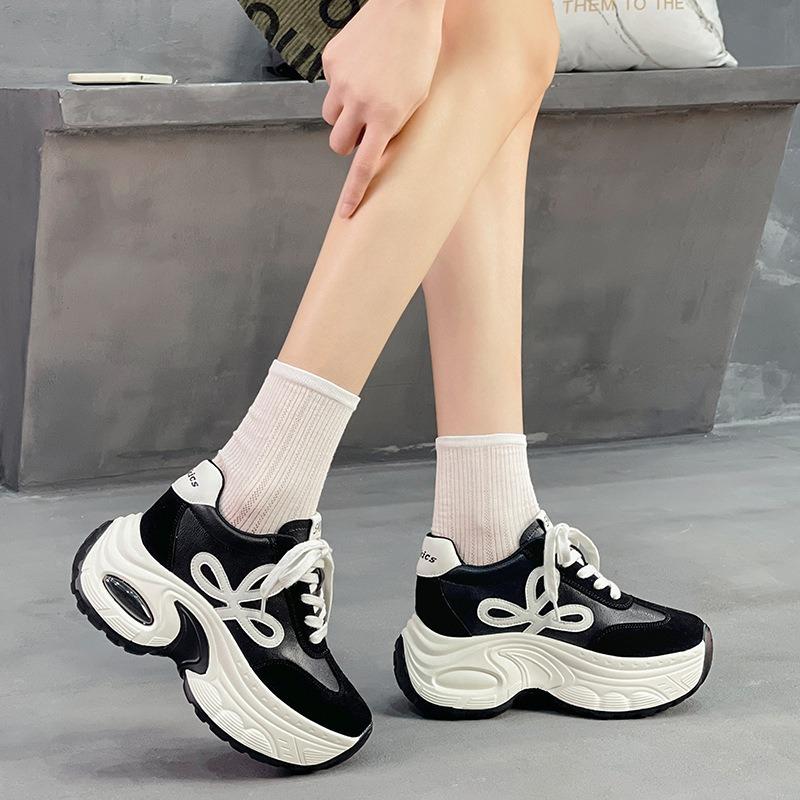 Herbst neue kleine und vielseitige lässige Plateau-Schuhe Damen-Sneaker erhöhen die Höhe von Damenschuhen