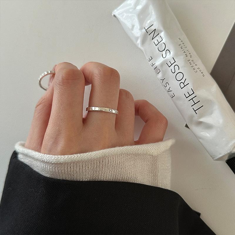 

Простое и модное закрытое кольцо из стерлингового серебра 925 пробы с цирконием, универсальный нишевый дизайн для женщин, высококачественное кольцо для девушки в стиле ins Hong Kong code No. 11
