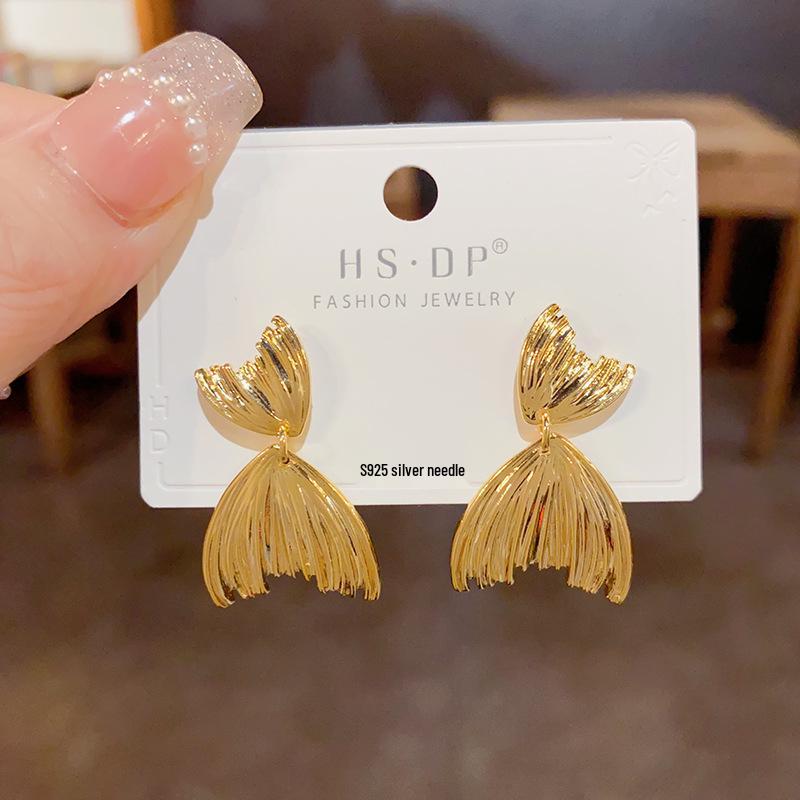 Premium Retro Metal Fishtail Earrings: S925 Silver, Cool and Simple Design for Unique Style