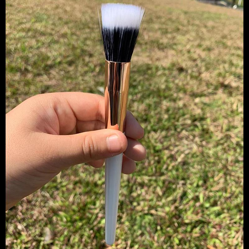 Single Large Makeup Brush: Soft Bristles for Powder, Blush, Foundation, Contour, and Angled Applications