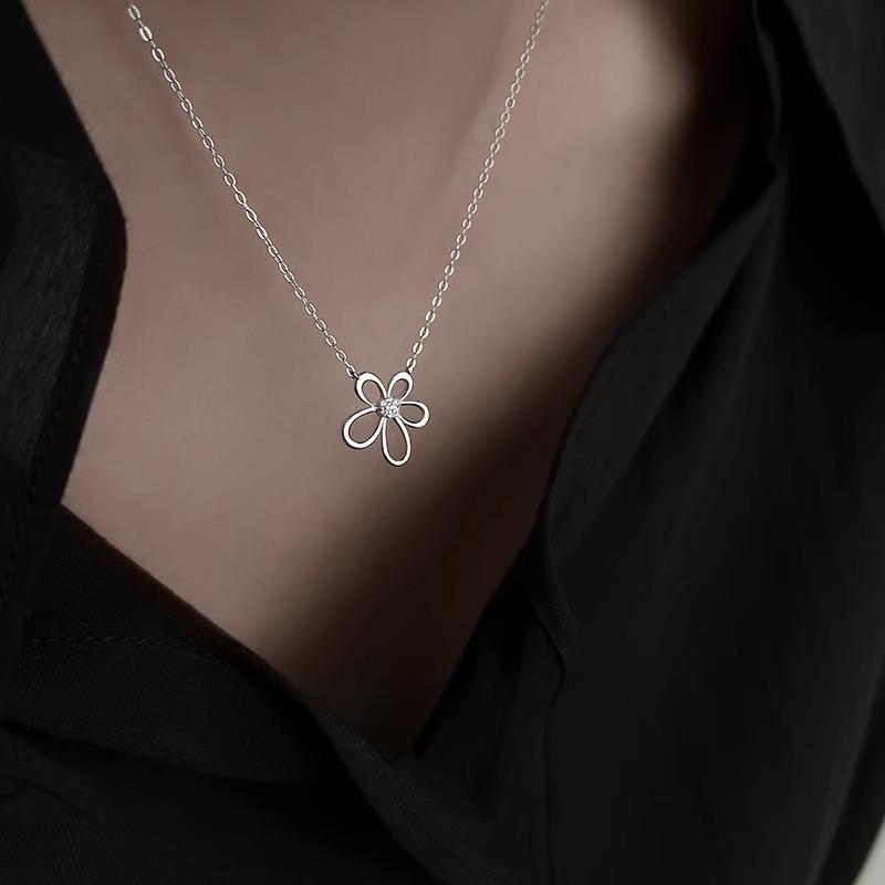 Collana di Fiori da Donna Lusso Leggero Senso del Design di Nicchia Zirconi Micro-incastonati Fiore a Cinque Petali Catena Clavicola Catena da Collo Girasole in Acciaio Inossidabile