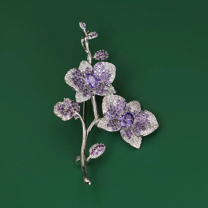 

Фиолетовая брошь Фаленопсис, Высококлассная женственная элегантность, Хрустальная корсажная брошь, Легкая роскошь, Нишевая брошь-букет