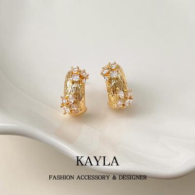 Micro-ingelegde Zirkonia Textuur C-vormige Geometrische Oorbellen – Modieuze High-End Luxe Studs voor een Niche, Trendy Twist.
