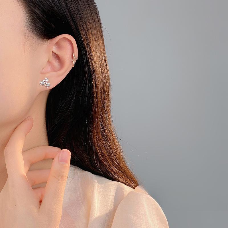 Boucles d'oreilles trois fleurs passe-partout pour femmes avec design de niche et nouvelles boucles d'oreilles douces