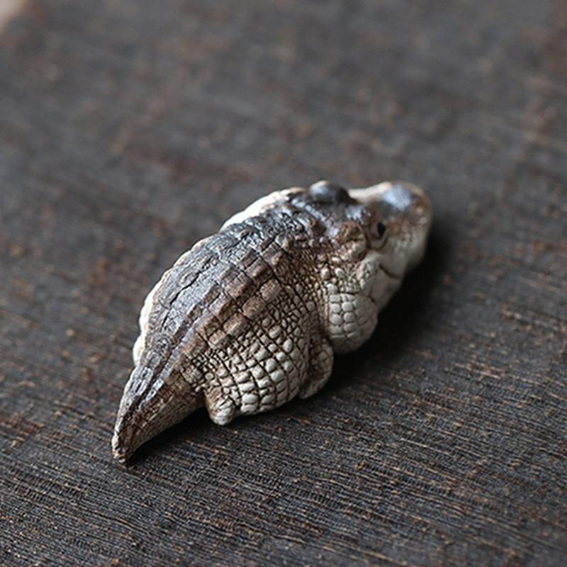 Adorable Mini Alligator Resin Figurine Cute Crocodile Desk Decor for Home Office Handcrafted Resin Craft Collectible Ornament