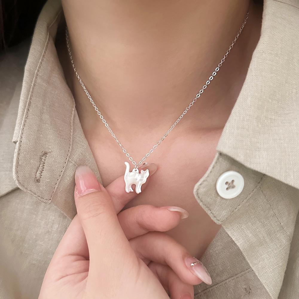 

Minimalist INS Style White Mother-of-Pearl Kitten Pendant Choker Necklace for Women