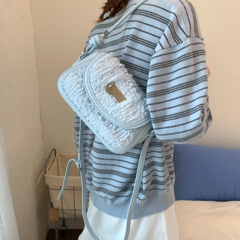 

Нишевая текстурная сумка под мышкой женская новая простая летняя голубая маленькая квадратная сумка универсальная на плечо сумка-мессенджер синий