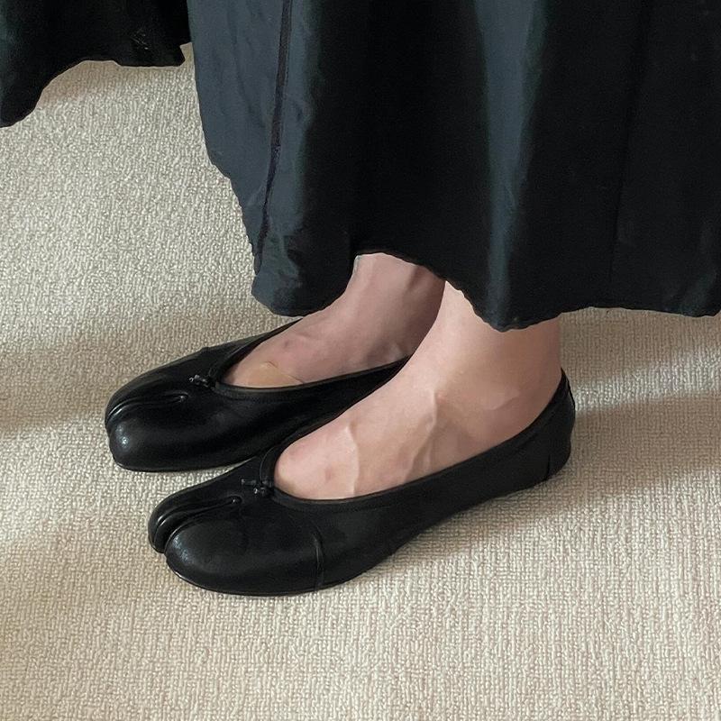 Sheepskin Version of the New Classic Pleated Pig's Feet Split-toed Shoes, One-pedal Lazy Mary Jane Shoes, Women's Pig's Trotters Shallow Mouth Single