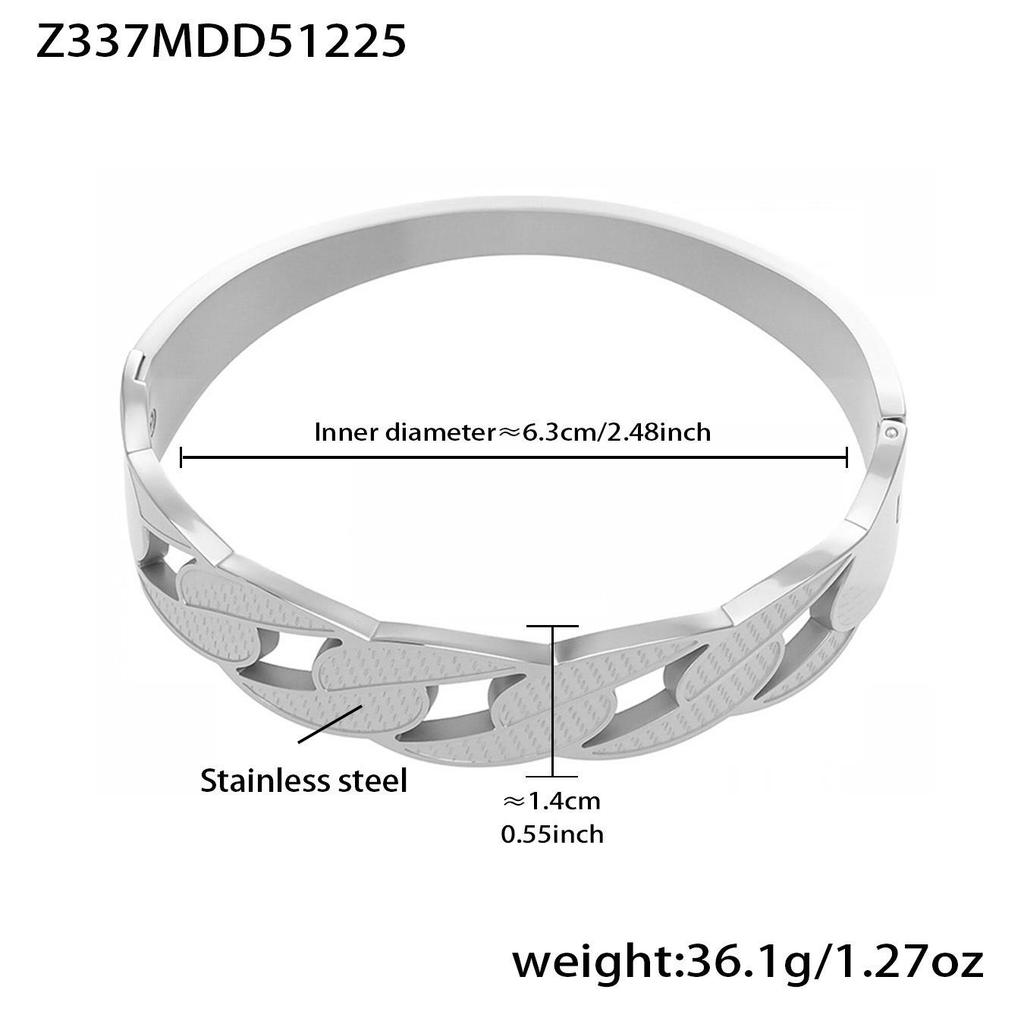 Bracciale con Testa di Leone Incastonata di Zirconi: Acciaio Inossidabile, Chiusura Elastica, Texture Martellata, Design Irregolare.