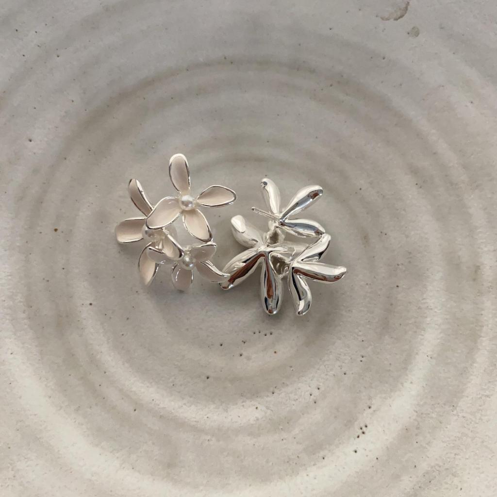 Niche Versatile Light Luxury Personalized Dripping Oil Five-Petal Flower Three-Dimensional Flower Exaggerated Metal Feeling Three Pearl Earrings