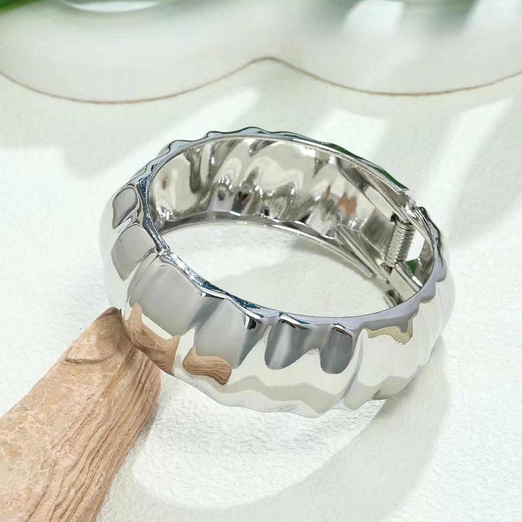 European and American bracelets light luxury high sense women's smooth surface electroplating alloy design sense geometric fold wavy hand