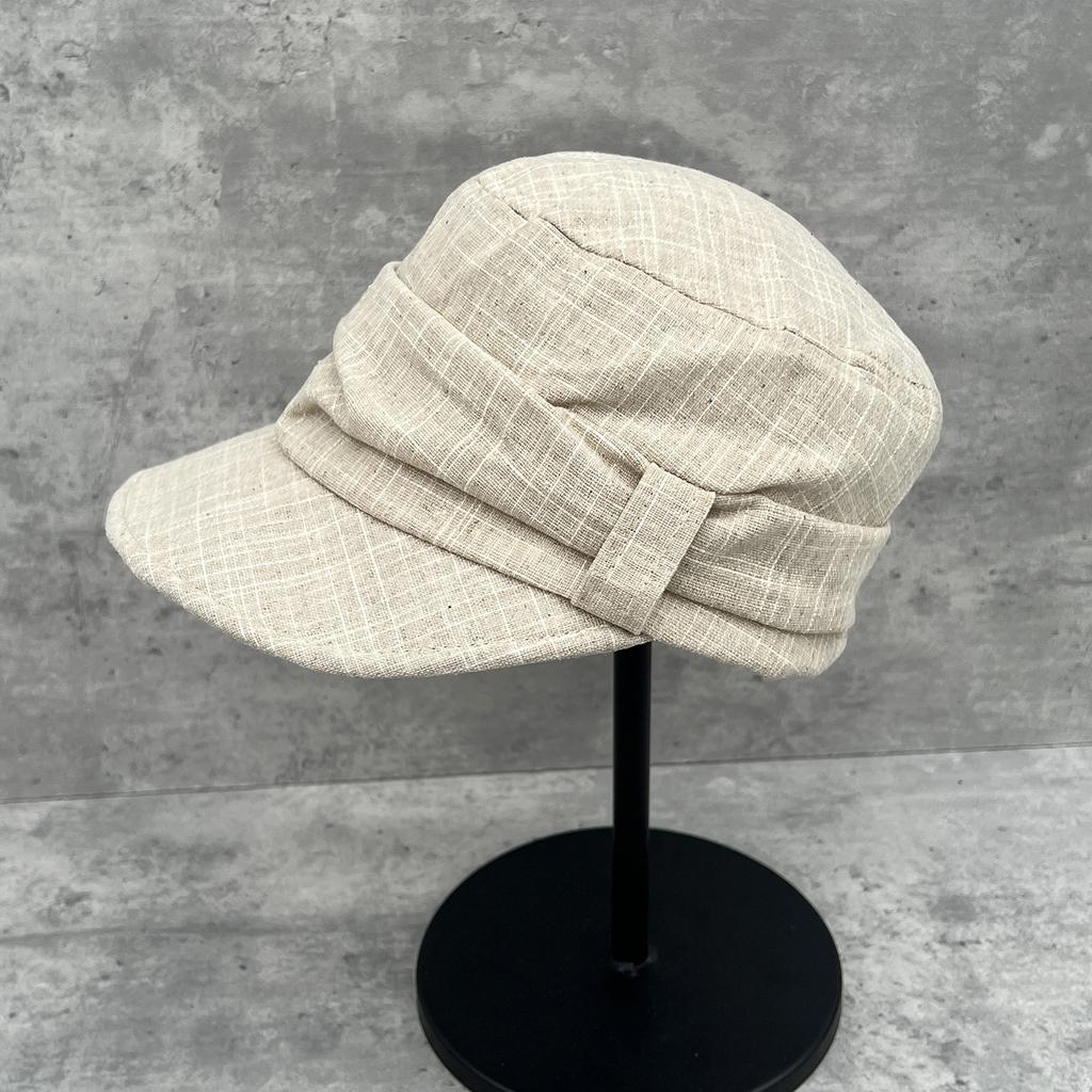 A good-looking equestrian hat that you can wear at will. Women's retro pleated newsboy hat shows a small and versatile face. Flat top hat