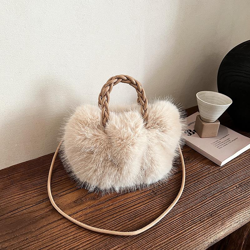 

Ручна пухнаста жіноча сумка 2024 р. Новинка осінь-зима плісирована сумка преміум плюшева сумка на одне плече бежевий