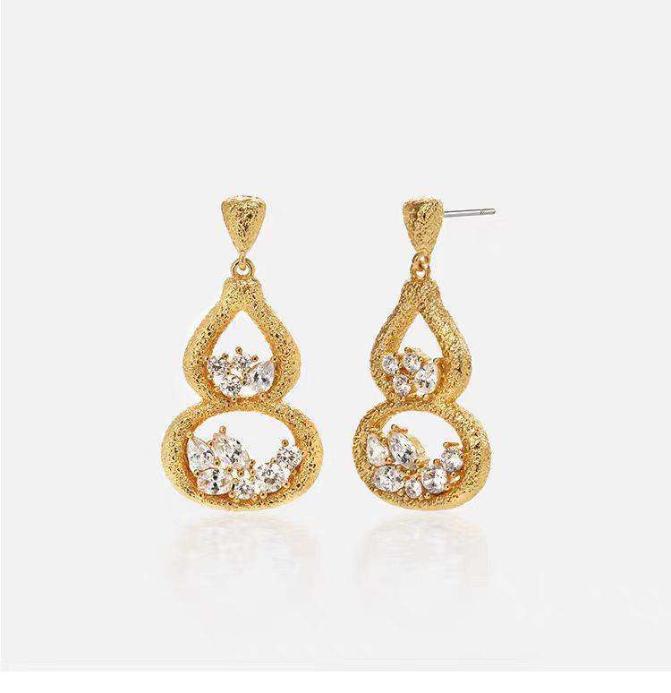 Gold-Plated Diamond-Inlaid Gourd Pendant Necklace: High-End, Versatile, Niche Design Sweater Chain.