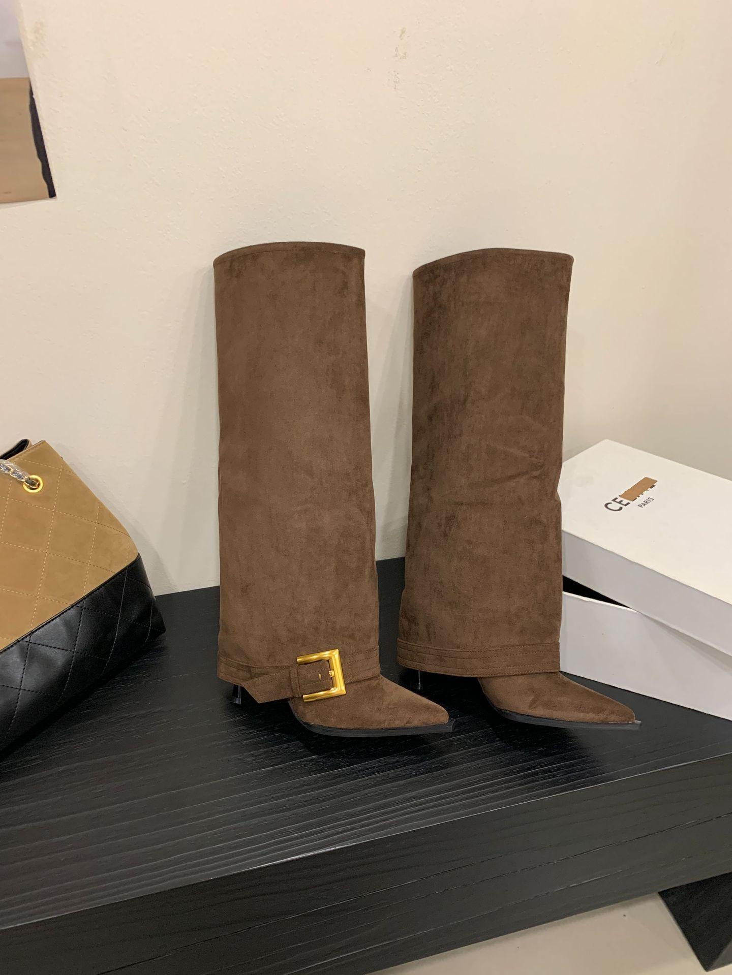 

Тонкие замшевые ботильоны на высоком каблуке 2025 осень и зима новая модель с острым носком на танкетке ботфорты с ремешком рыцарские ботинки 39 кофейный