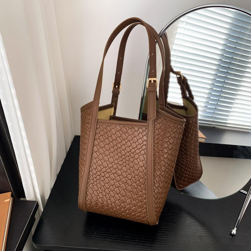 Stylish Retro Single Shoulder Bucket Bag Spacious Designer Handheld Tote For Women