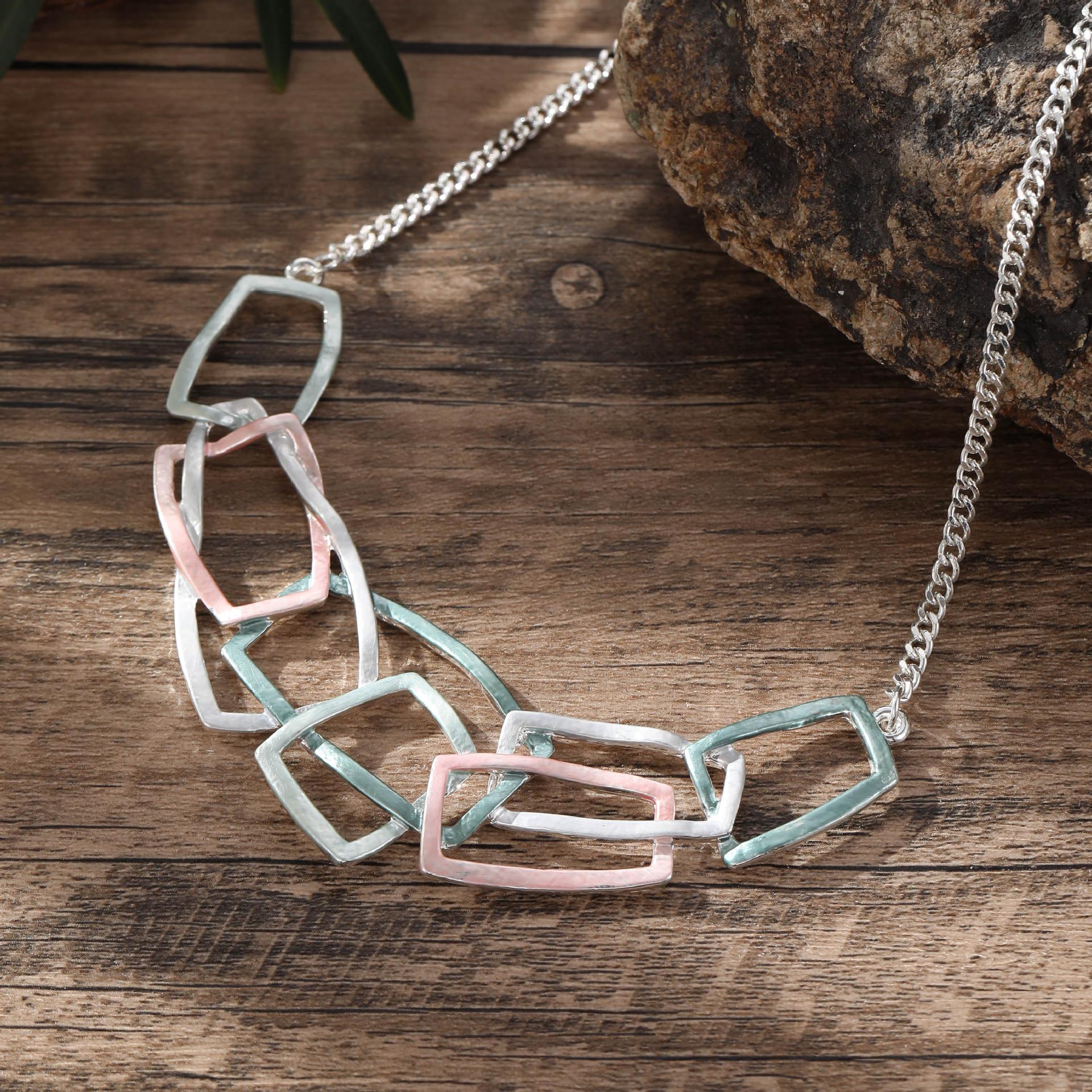 

Нове кольорове малювання олією геометричне порожнисте намисто, простий порожнистий квадратний жіночий універсальний ланцюжок на шию