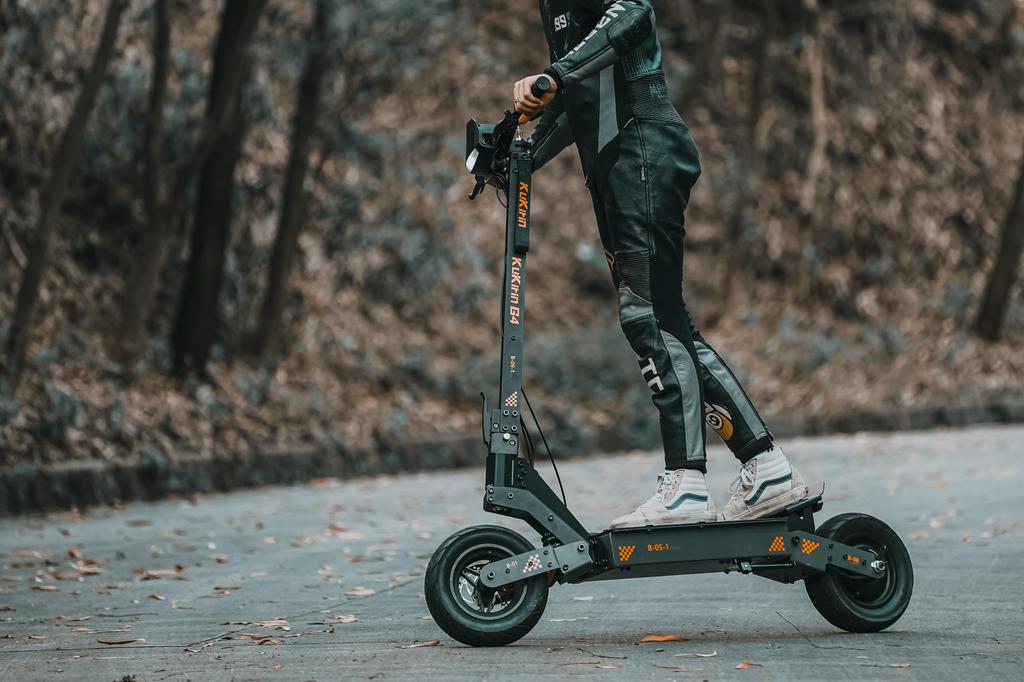 Patinete Elétrico KuKirin G4 – Motor de 2000W, 70km/h, Autonomia de 75km, Bateria 60V 20Ah, Freios a Disco Duplos, Pneus Sem Câmara de 11", Design Dobrável