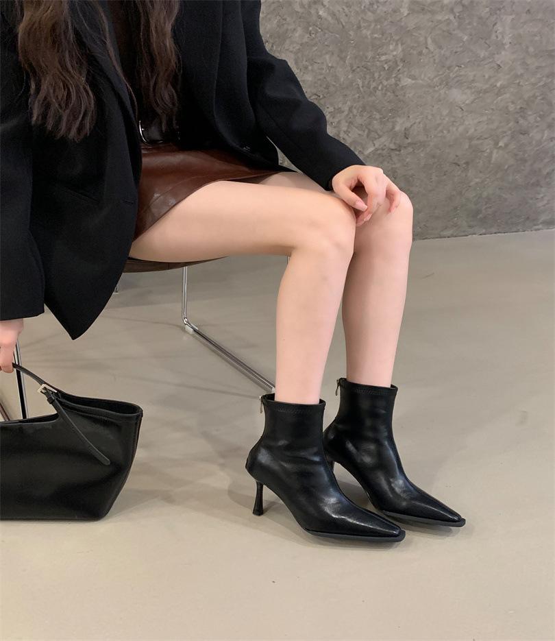 

2025 new autumn Xiaoxiangfeng single shoes for women, pointed head, flat bottom, shallow mouth button, soft sole, fashionable and versatile single s 39 чёрный