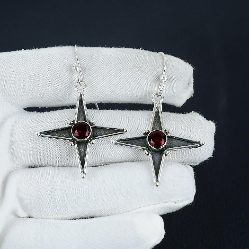 Zarte Ohrringe mit roten Granat-Edelsteinen in Sternform, 925 Sterlingsilber-Ohrringe, handgefertigter Boho-Silberschmuck, baumelnde Ohrringe, Jubiläumsgeschenk