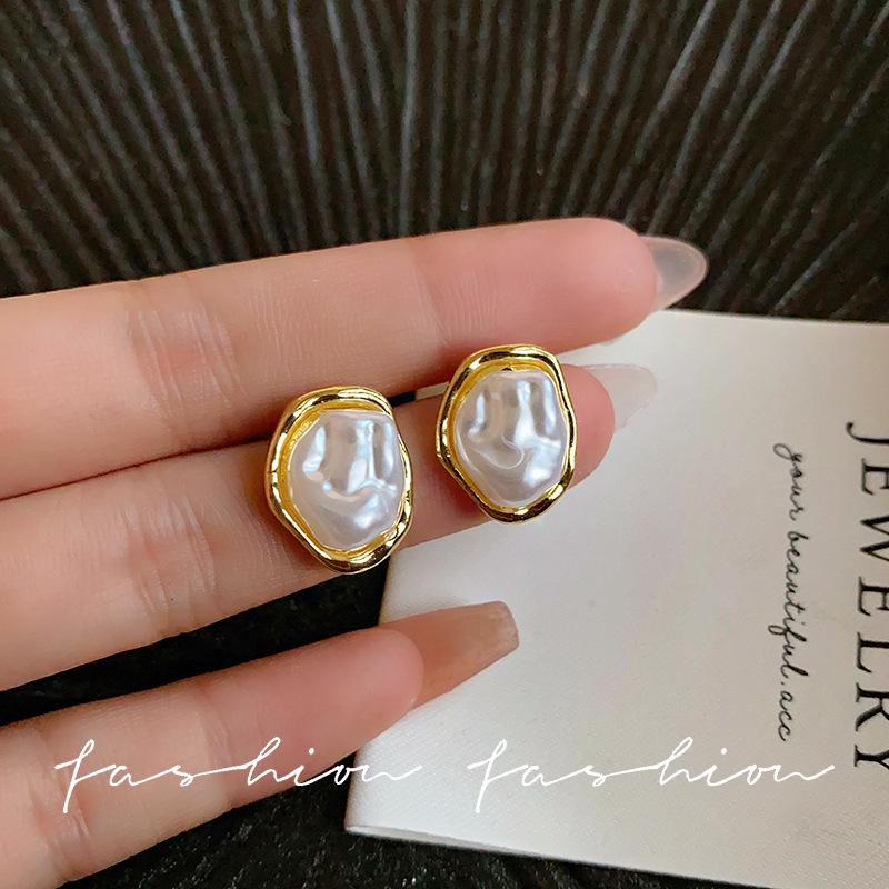 Elegant Retro French Baroque Pearl Stud Earrings for Women - Niche Style Ear Accessories