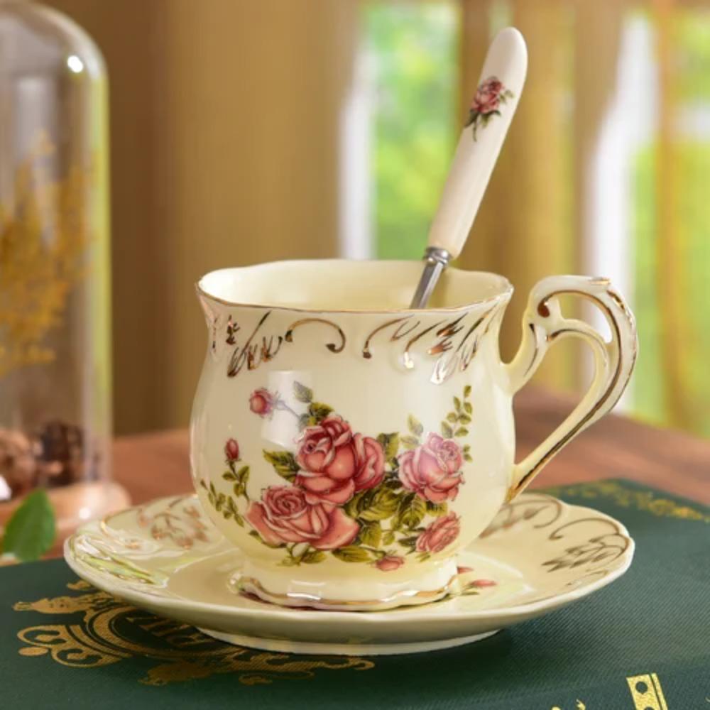 Luksusowy Ceramiczny filiżanka do kawy w stylu angielskim z kwiatami Zestaw sosjerek Porcelana kostna Śniadanie Popołudniowa filiżanka do herbaty z kwiatami ze łyżeczką
