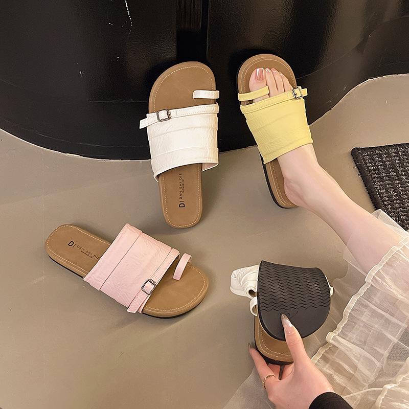 French small fragrant wind cover toe cool slippers female summer wear flat bottom 2025 new fashion fairy word beach slippers