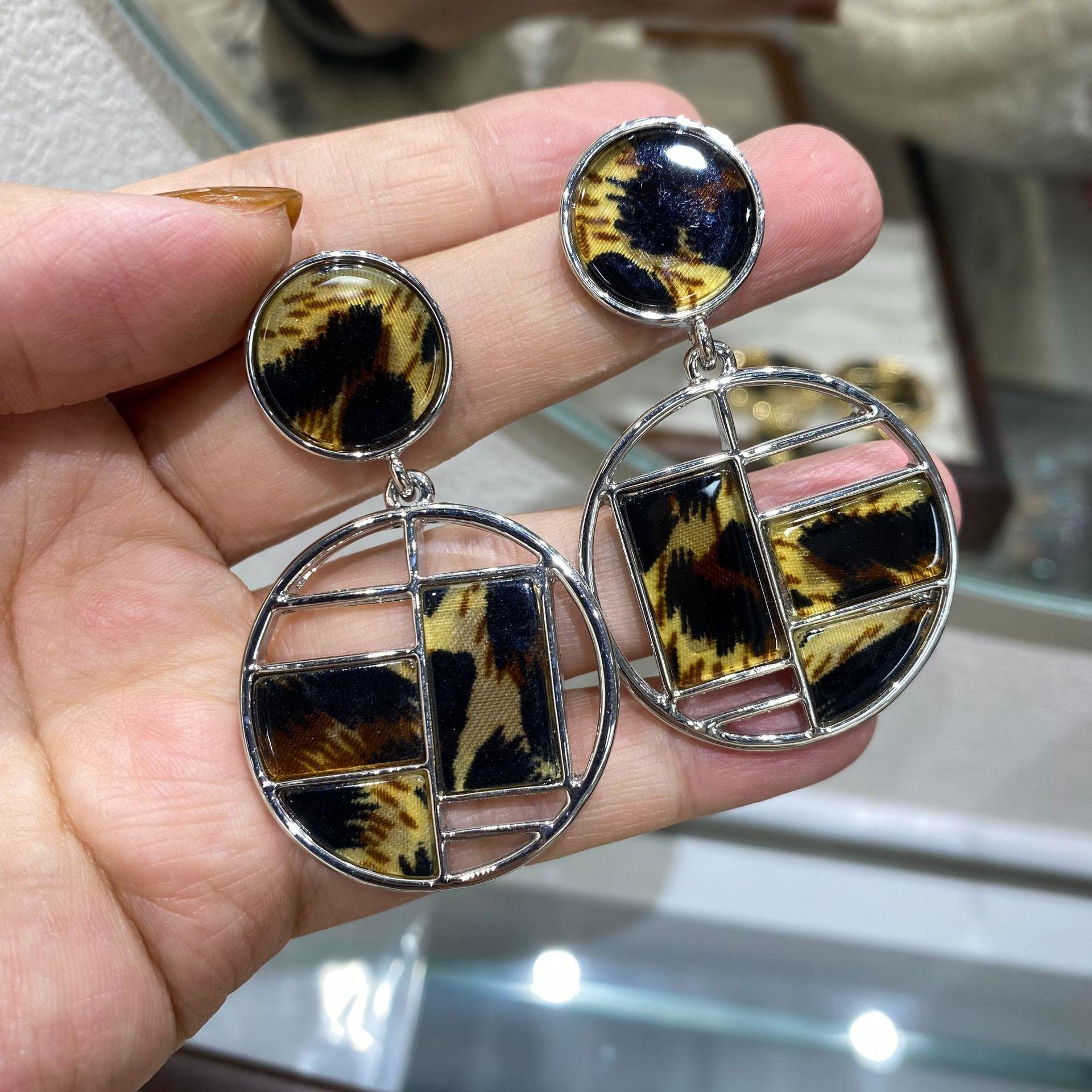 

Hong Kong Style Hollow Black And White Leopard Print Circle Earrings Simple Niche Temperament Earrings Light Luxury Fashion High Sense Earrings