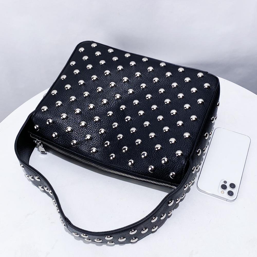 Ladies' Fashionable Niche Design Toast Bag Armpit Bag New Rivet Large Capacity Commuting Shoulder Armpit Bag
