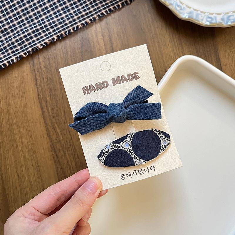 Koreanische Kinder Haarspange mit gestickter Blume - Süße Pony- & Seitenklammer