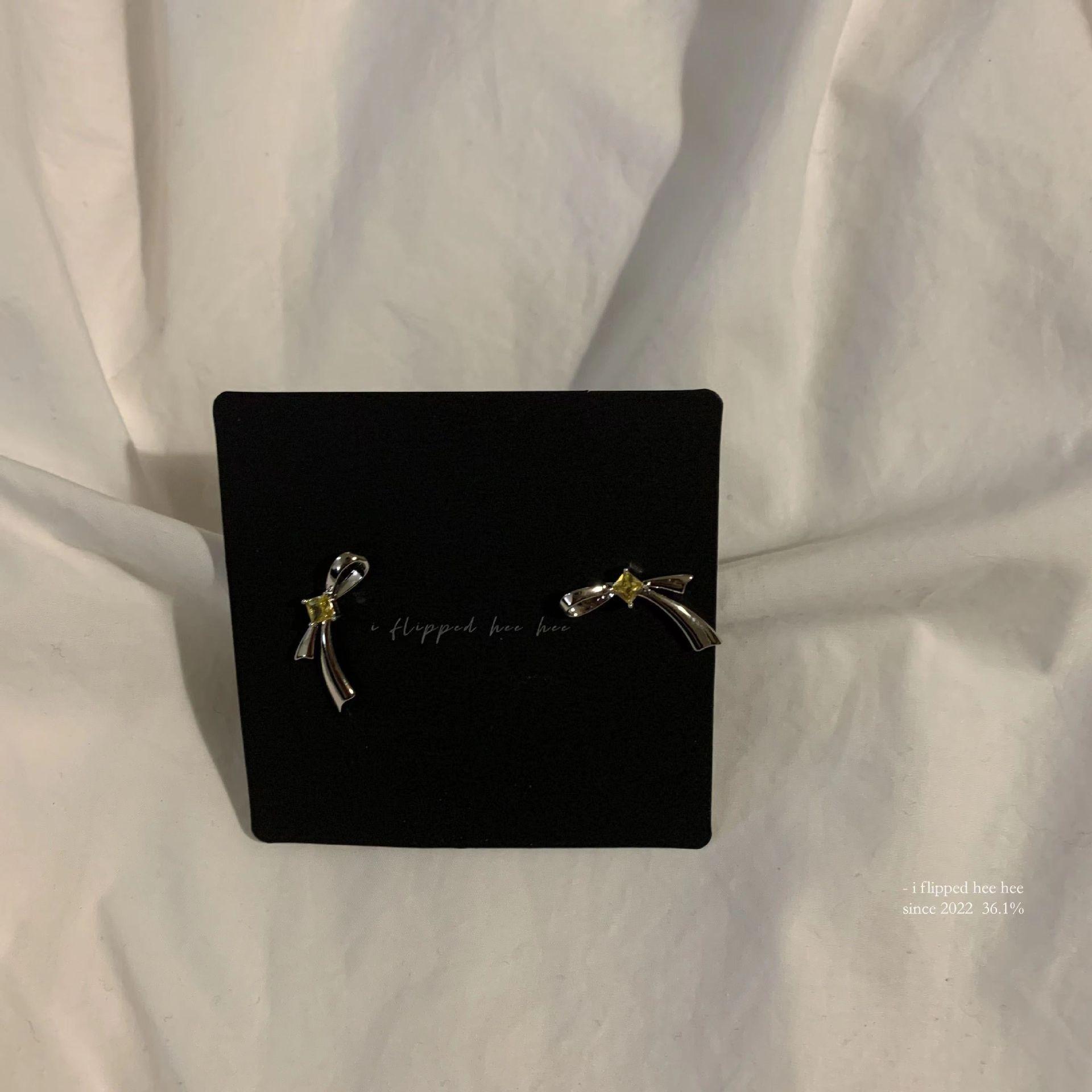 

ins homemade high-end earrings show white and bright yellow minimalist bow girl cold wind niche design stud earrings