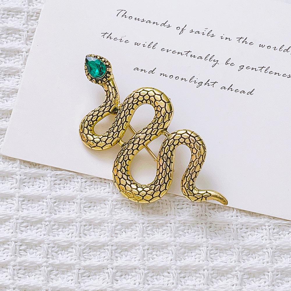 Broche Cobra de Luxo Coração de Cristal Verde Animal do Zodíaco Pins de Lapela para Mulheres Exquisite Broche de Joias para Festa de Lenço Vestido Casaco