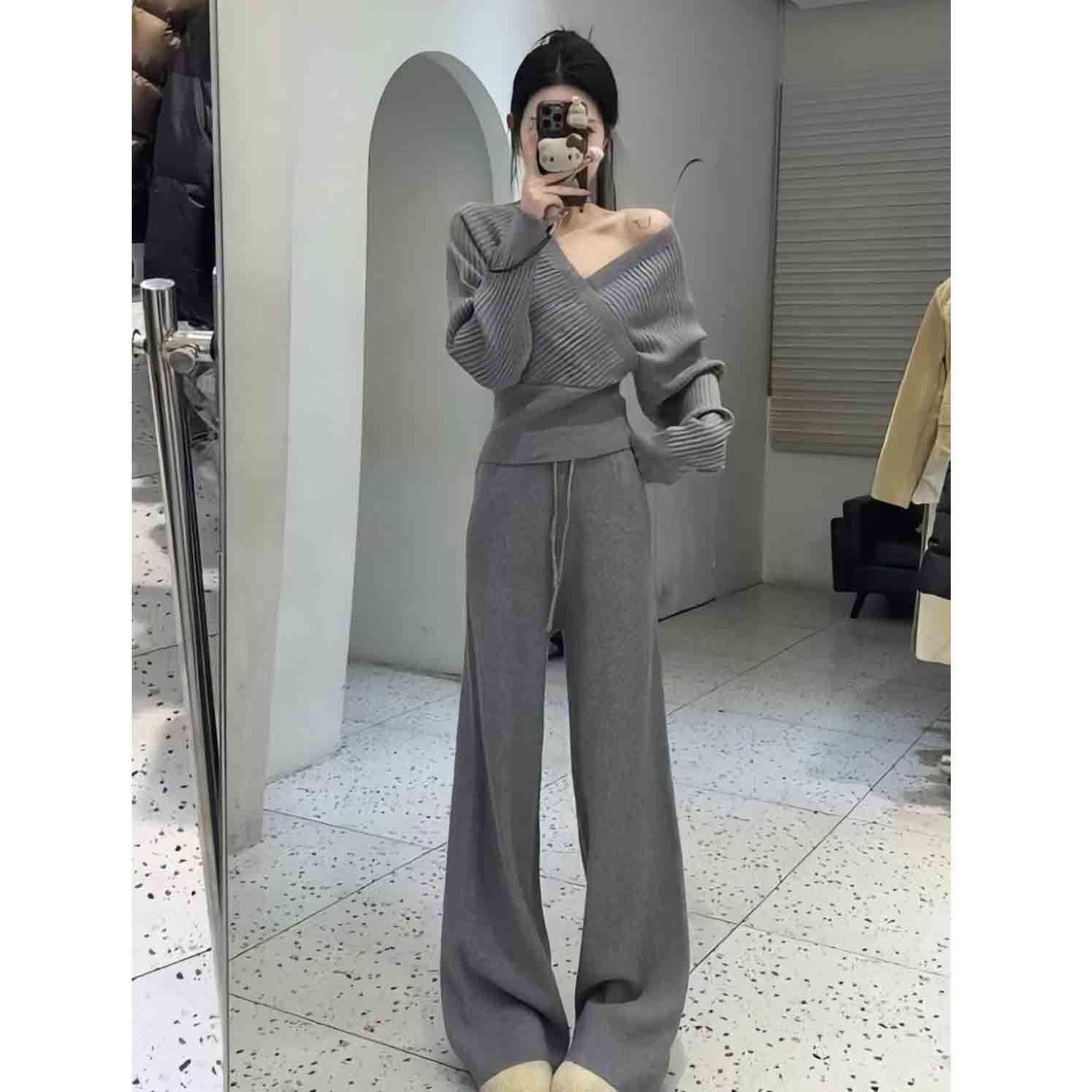

Casual V-Neck Knit Sweater & High-Waisted Flare Pants Two-Piece Set for Fall/Winter M (recommended for 50-60 kg)