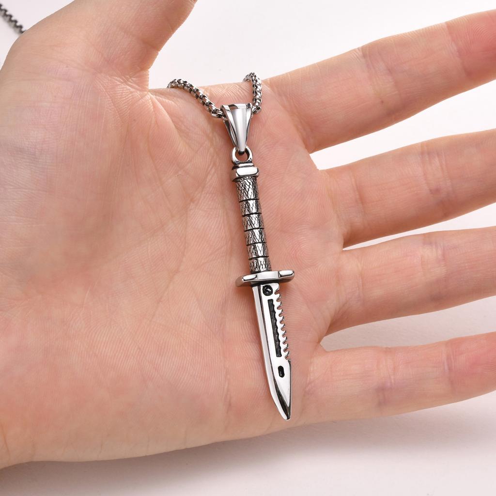 Colliers Poignards Rock Punk pour Hommes, Acier Inoxydable Imperméable Hip Hop Pendentif Stiletto Collier Bijoux Cadeau