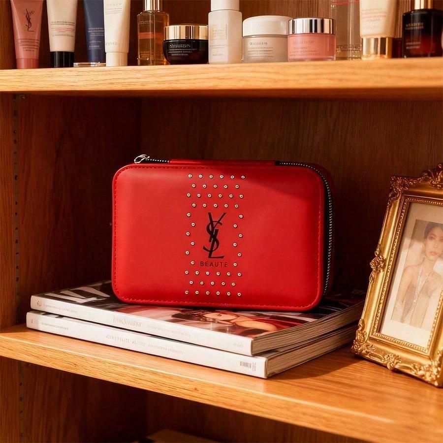 Kosmetiktasche aus rotem Lackleder - glänzendes quadratisches Kosmetiketui, modische Aufbewahrungsbox. YSL-GESCHENK-65