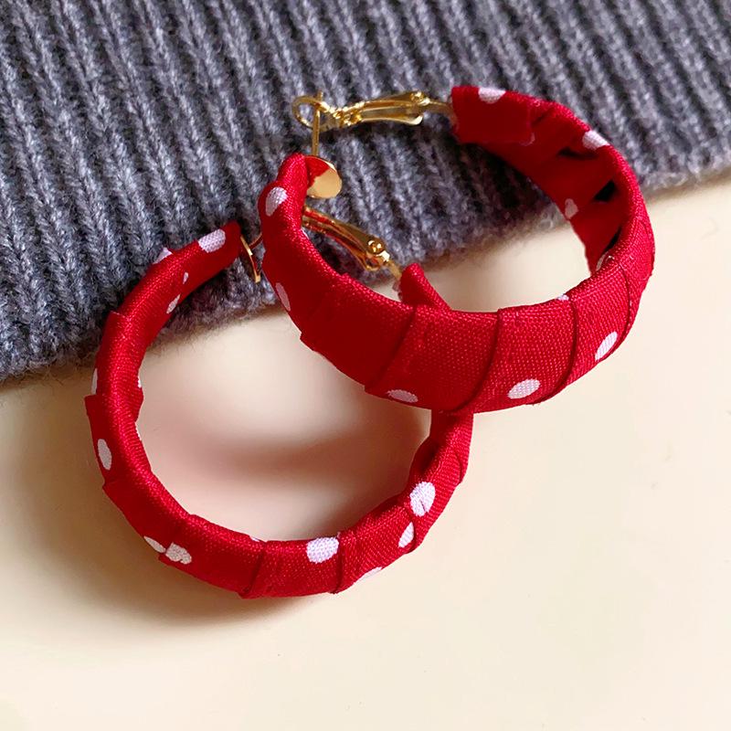 Boucles d'oreilles créoles Ankara Red Silver Needle Drip Oil: Style Rétro Hong Kongais pour Femmes, Polyvalent, avec un Design Unique.