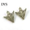 Non Damaging Clothing Pin 1 Pair Vintage Shirt Collar Clip, Hollow-Out Decoration Alloy Triangle Clip Brooch for Men Women Embellishment
