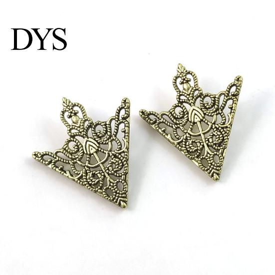 Non Damaging Clothing Pin 1 Pair Vintage Shirt Collar Clip, Hollow-Out Decoration Alloy Triangle Clip Brooch for Men Women Embellishment