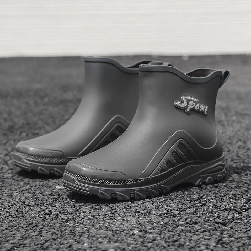 Thickened short rain shoes for men are non-slip, anti-wear and wear-resistant, and fleece to keep warm.