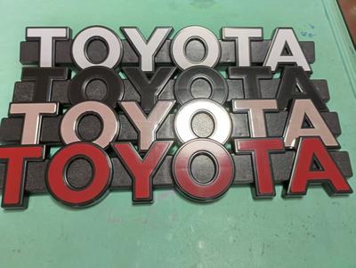 1 Stück 38x6,5x1,5cm Kompatibel mit Toyota Wildlander, RAV4, Camry, Land Cruiser, RAV4 Frontgrill TOYOTA Retro Emblem