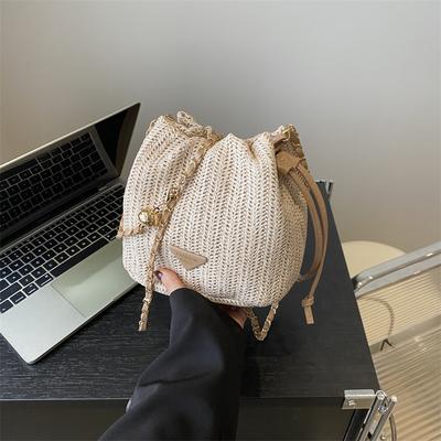 Damentasche, modische Umhängetasche, strukturierte Stroh-Eimertasche, vielseitige Nischen-Umhängetasche mit Kette