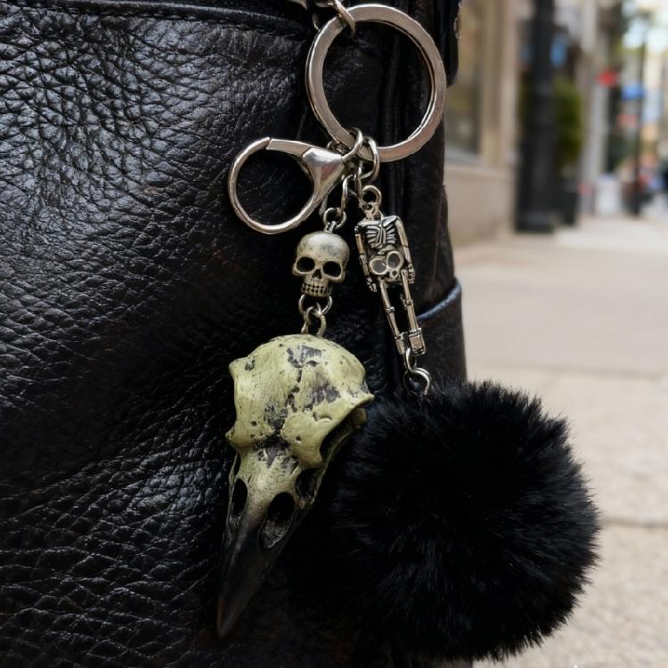 Miniatur Krähenschädel Schlüsselanhänger Gefiederter Ball Anhänger Kompakt Gotischer Schmuck Harz Hergestellter Schlüsselanhänger Für Männer Frauen Jugendliche