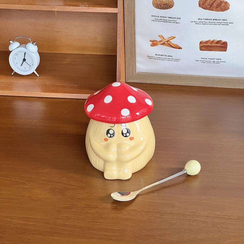 

Birthday gifts for girls as a souvenir, hug mushroom ceramic mug with lid, practical and exquisite gift box for girlfriends 401-500ml