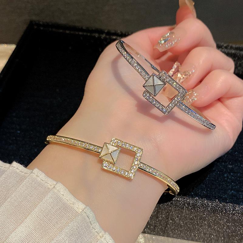 New Women's Bracelet Twisted Small Flower Bracelet European and American High-end Temperament Bracelet