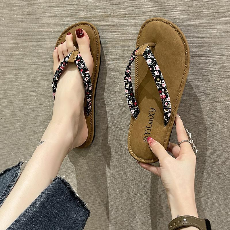Nouvelle mode d'été vêtements d'extérieur polyvalents clip pour pied talon plat tongs pour femmes antidérapantes fond plat plage cool pantoufles