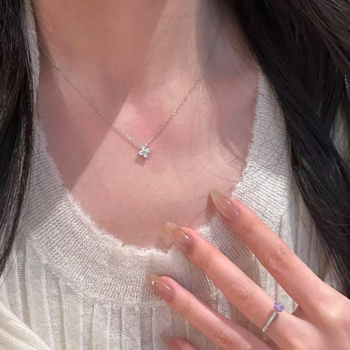 Women s Diamond-Inlaid Four-Leaf Clover Necklace - Shiny, Versatile Collarbone Chain
