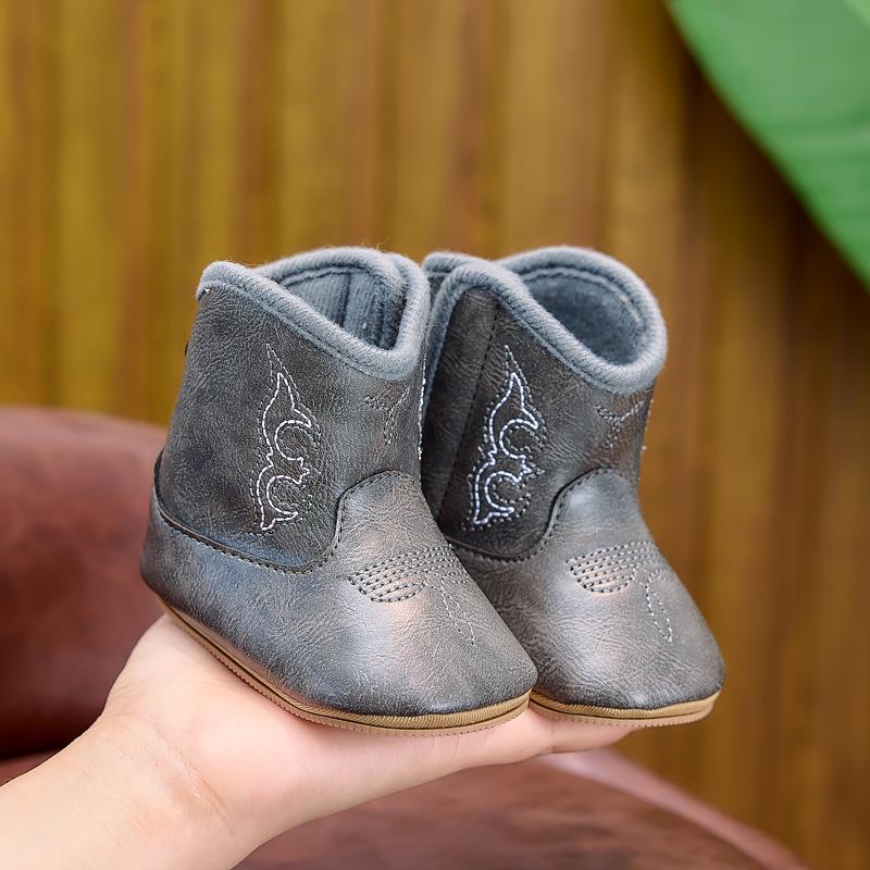 Stylish, breathable baby boots for 0-1 year olds, perfect for autumn and winter.