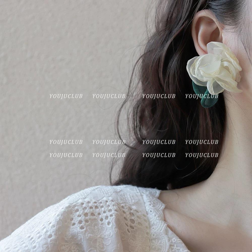 

French retro vacation style super fairy Mori girl contrasting color chiffon silk yarn flower earrings sweet romantic small fresh 925 silver